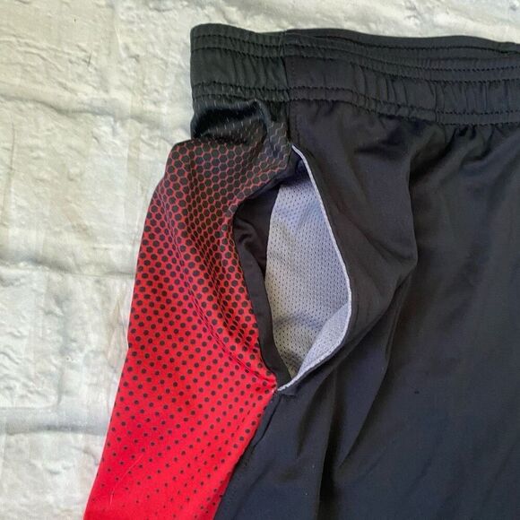 Under Armour youth L loose fit basketball activewear shorts black & red - Picture 3 of 8